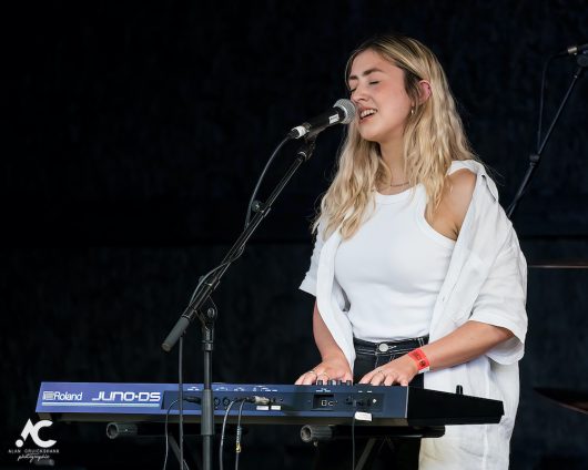 Katie Gregson MacLeod at Woodzstock 2021 2882021 Woodzstock 2021 2982021 20 530x424 - Let The Music Play, Woodzstock 2021 - IMAGES